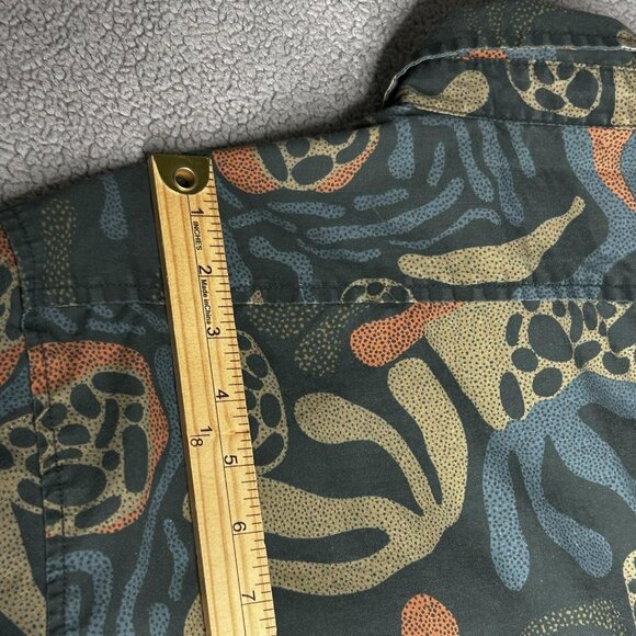 Howler Bros Shirt Mens Large Green Short Sleeve Button Down Abstract Print Surf - Picture 8 of 9